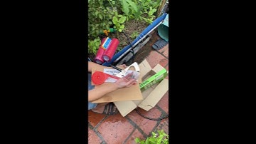 Máy buộc dây là dụng cụ làm vườn, để buộc vào nhánh cây, dùng để bắn dây buộc vào cà chua, nho