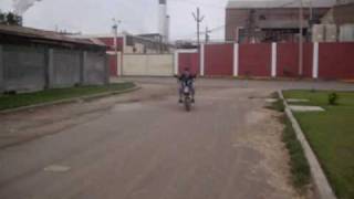ALVARO ÑECCO MANEJANDO MOTO DAX EN LOS CHALETS PARAMONGA