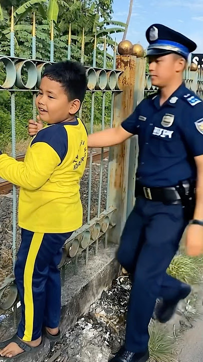 Lagi-Lagi Naik Pager Rel Kereta Api & langsung ada yang datang #shorts