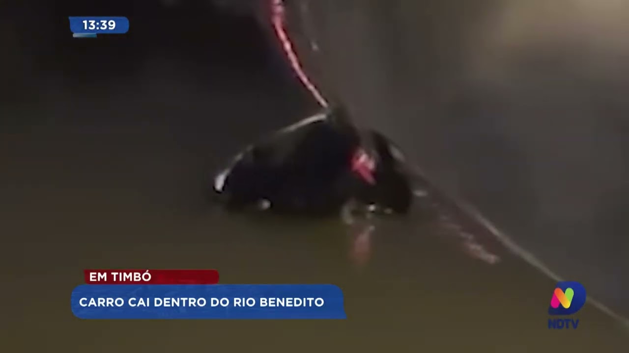 Em Timbó: carro cai dentro do Rio Benedito