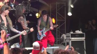 FAN PLAYS STEEL PANTHER ONSTAGE WITH THE BAND