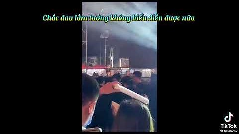 Cận cảnh Karik vấp phải loa và té thẳng từ trên cao xuống dưới đất ngày 3/4/2021