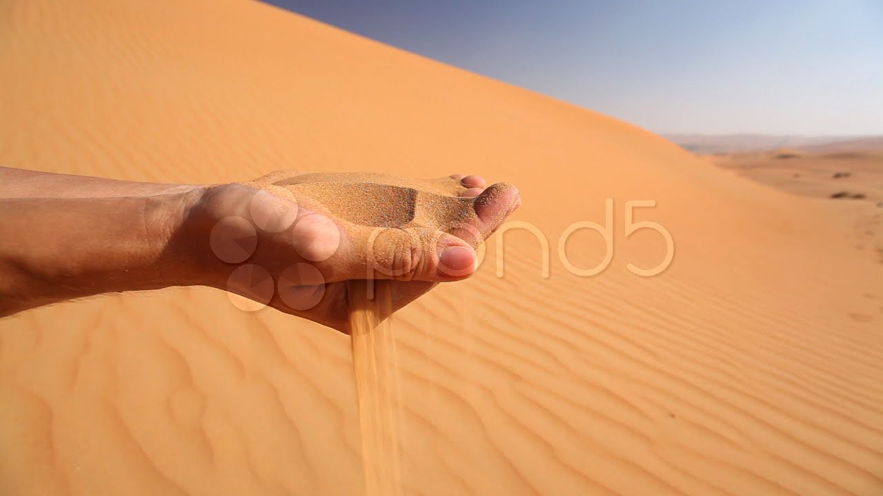 Зерно проходит сквозь пальцы. Человек склонился. Run fingers through. Run fingers through. Вода сквозь пальцы фото.