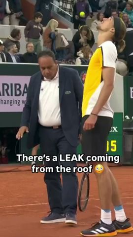 The rain goes from bad to worse at Roland-Garros, as there’s a leak on Court Suzanne-Lenglen ☔😬