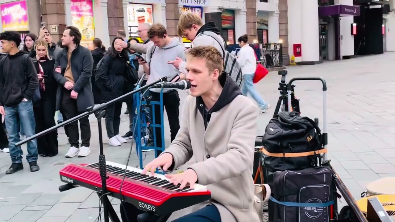 CROWD SINGS ALONG! Viva La Vida!