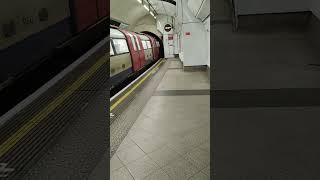 London: Oswald Laurence Mind the Gap