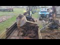 loading manure  with self made excavator. погрузка навоза с самодельного экскаватора.