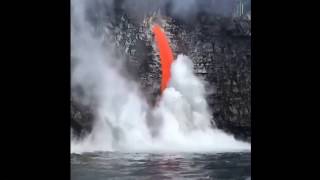 Вулканическая лава течёт в океан