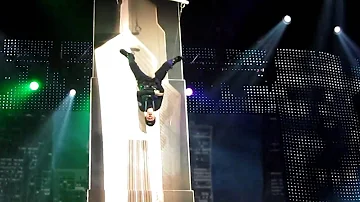 JUSTIN BIEBER FLYING!!!