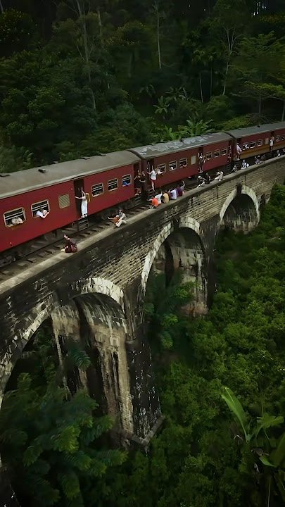The most stunning train ride in the world is in Sri Lanka 🚂🇱🇰 #ella #kandy #srilanka