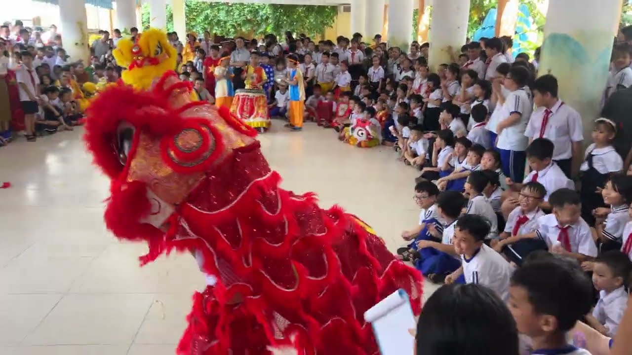 Bài thi múa lân của lớp 4/4 tiểu học Diên Hồng , Đà Nẵng