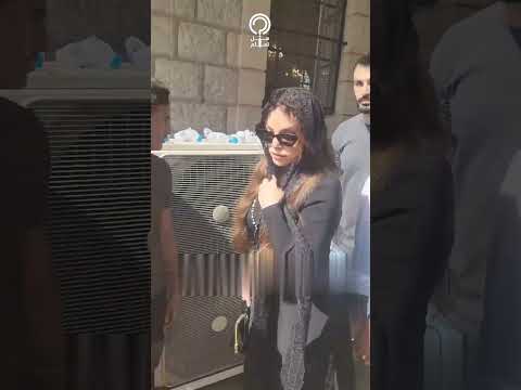 معجبة تضحك في عزاء زياد الرحباني ابن فيروز