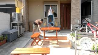 ガーデンテーブルセットに防水ラッカーをするタイムラプス