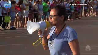 Grupo se reúne para chamar atenção sobre a limpeza da praia - BALANÇO GERAL