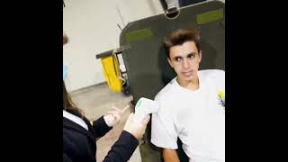 cómo salió es de zombies pero arta 😅