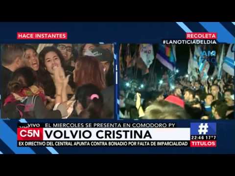 (video) CRISTINA ARRIBÓ A BUENOS AIRES Y FUE RECIBIDA POR MILES DE MILITANTES EN AEROPARQUE