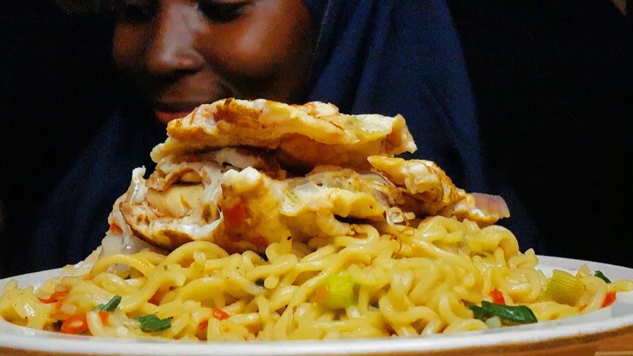 ASMR EATING NOODLES WITH OMELET