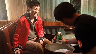 菅田将暉、レトロな喫茶店に興味津々！？チャーミングな笑顔も見せる　『エン転職』CM第2弾「転職って、エンだ。勘？」篇＆メイキング