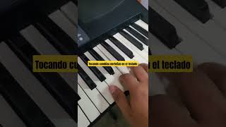 Tocando la cumbia del tao tao en el teclado