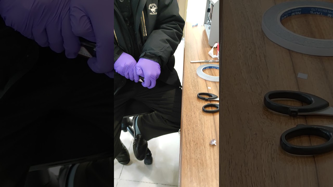 How the SEM sample holder looks like?