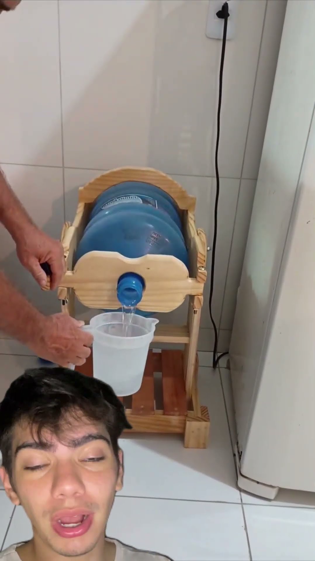 ? Um suporte móvel pro galão de água que facilita sua vida! Você já tinha visto isso antes?