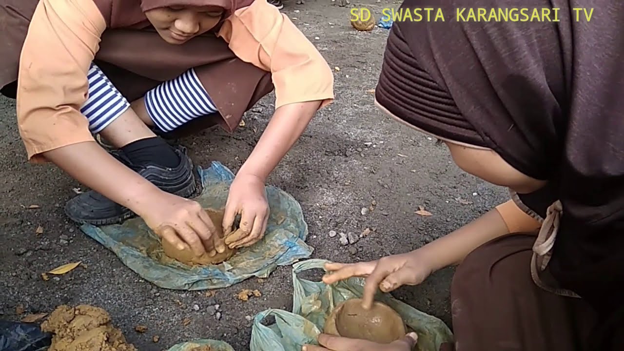  Membuat  kerajinan tangan anak SD dengan bahan tanah  liat  