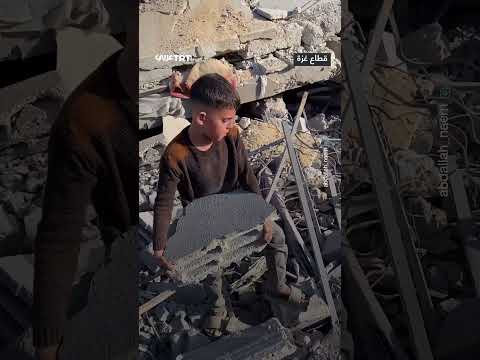 طفل يجمع الحجارة ليبني مأوى لأهله