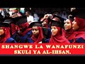 MWANAFUNZI WA AL-IHSAN ASOMA QASWIDA NZURI KWENYE MAHAFALI YAO.