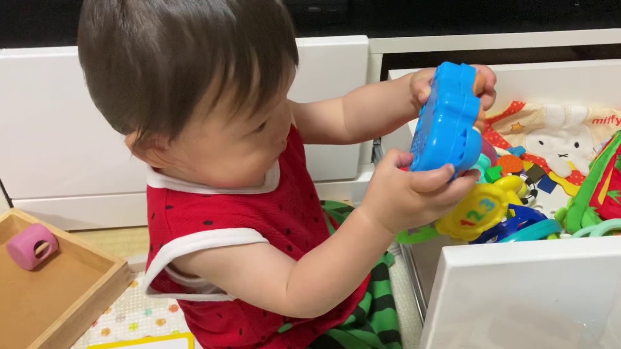 好きな歌のところで笑う1歳の赤ちゃん YouTube