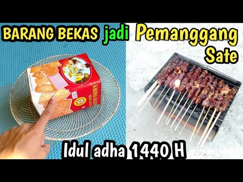 Buat pemanggang sate dari kaleng biskuit. 