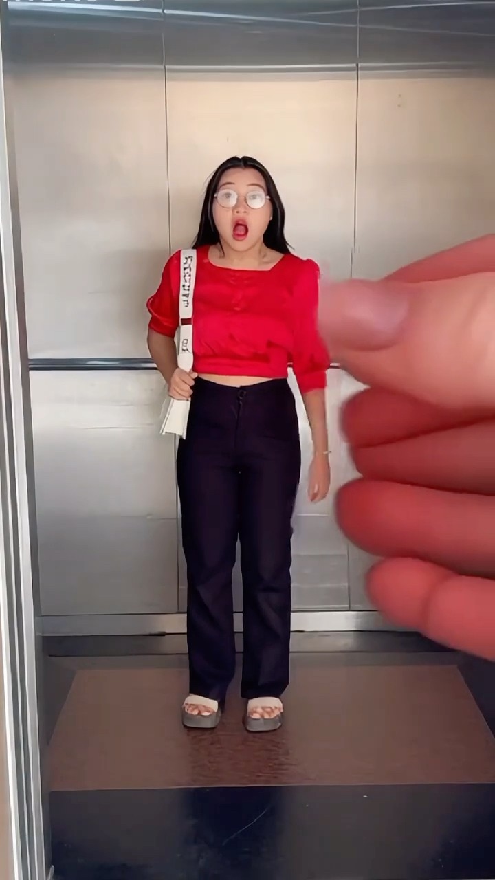 Su Hao comedy: paws plasticine girl in the elevator ?
