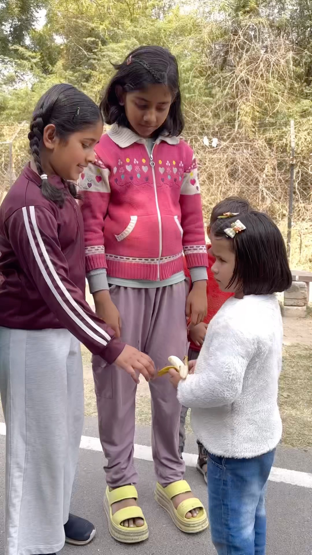 Vedika ko kiya bacho ne paresan