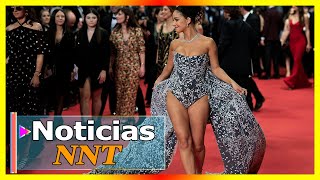 Lena Situations en mode Bridgerton sur le tapis rouge avec une robe immaculée