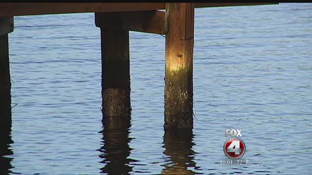 Sinking pontoon boat limps to shore - YouTube