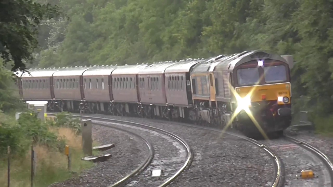 66746 & 66744 pass heyford working 1Z80 and 5Z81 royal scotsman