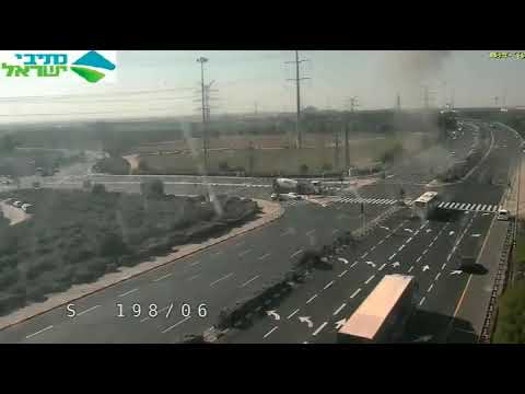 El momento en que impacta un cohete en una carretera junto a Gan Yavne