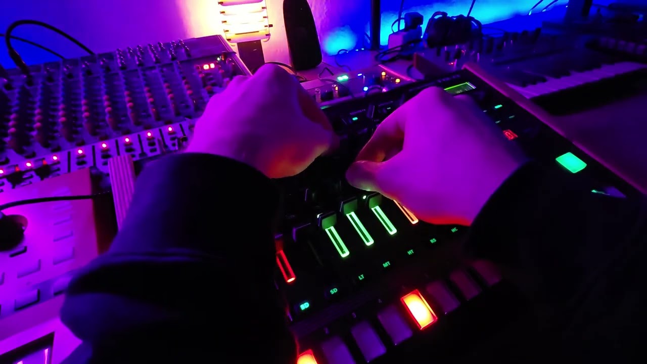 Roland TR8S Warmup (raw) Techno Jam
