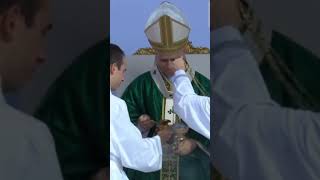 Pope Leo urged the young pilgrims to “reflect on your way of living”, “seek justice”,