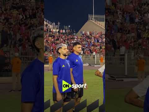 لاعب فريق كهرباء الإسماعيلية يتفاعل مع جماهير الأهلي