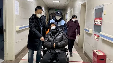 公公突然生病住院，霞姐和老公连夜赶回家，希望老人早日康复 - 天天要闻