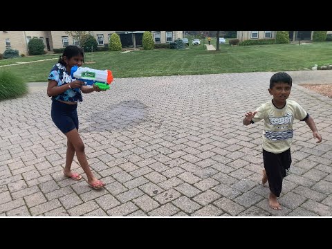 Summer fun water play vlog/bunch of balloons/water gun games - YouTube