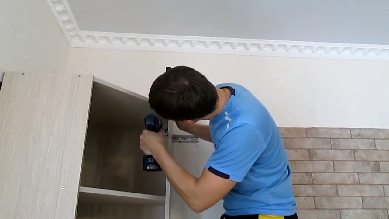 Монтаж кухни с барной стойкой в коттедже - YouTube