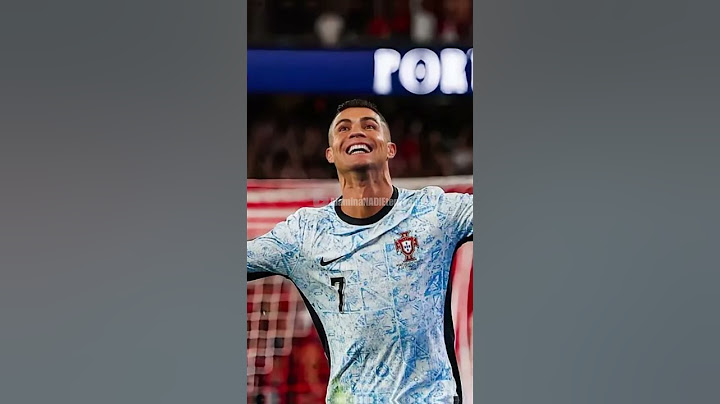 They showed Cristiano Ronaldo's jersey to Messi and this was his reaction.