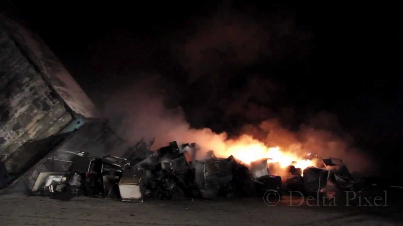 Tweetal containers met witgoed in brand Middelharnis