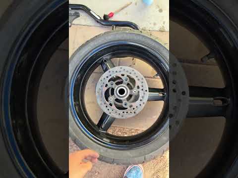 05 gsxr 600 gets new rotor #daygorydah #bikelife #motopapi #gsxrk5 #gsxr600 #youtubecertified