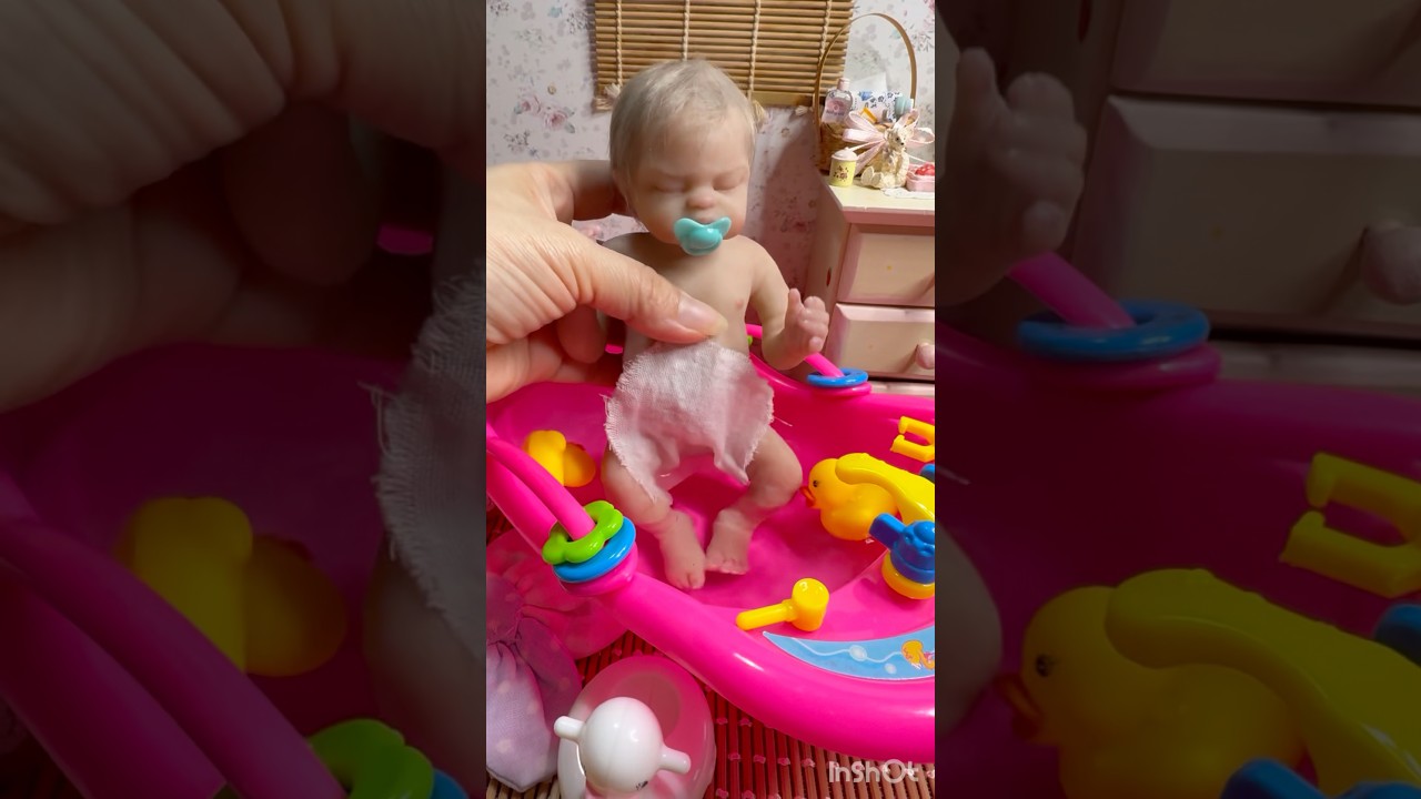 Hora do banho da mini bebê reborn de silicone Sara #diariodeamorreborn #rebornbabyroutine #minibaby