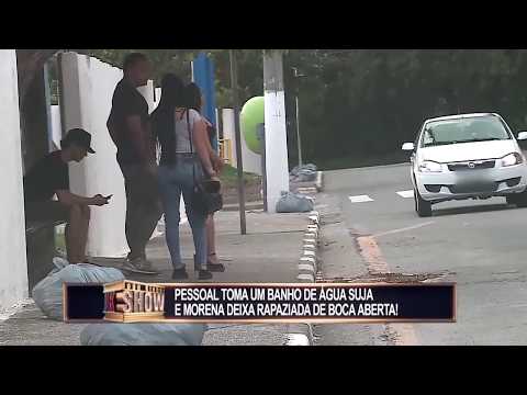 Carro passa em poça de água e suja morena, que decide tirar a roupa no ponto de ônibus