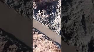 خروج الطين الأسود على شكل زيت أسود أثناء حفر منقب مائي بولاية البويرة (02).