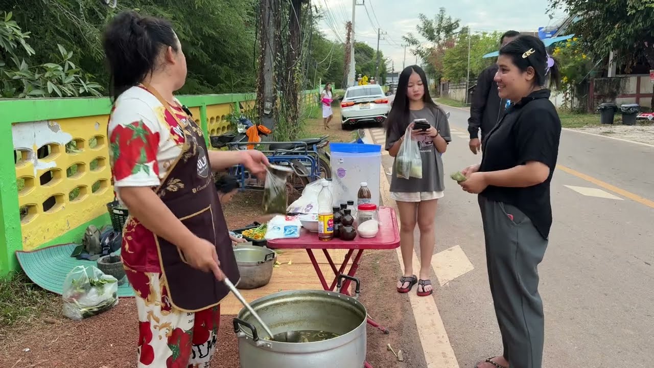 ขายแทบไม่ทันลูกค้ารอซื้อกันทั้งหมู่บ้าน แกงเห็ดขมหม้อแรกของฤดูนี้ ขายดีสุดๆ