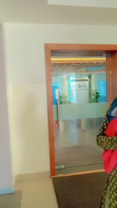 i-phone-showroom-viral-iphone-viralvideo-youtube-lucknow-hazratganj